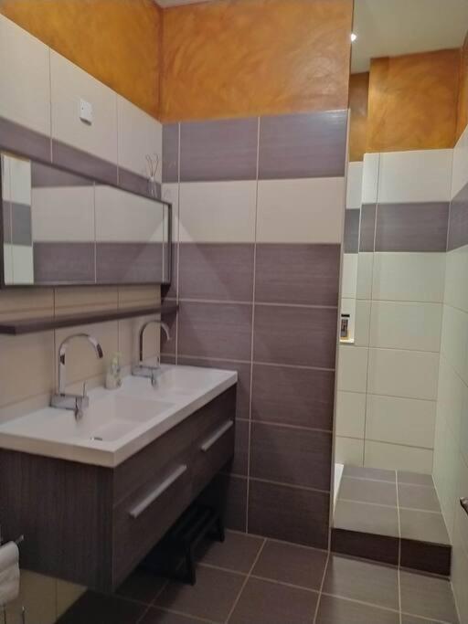 Appartement Spacieux Avec Grand Patio, 1Er Etage Sigean Buitenkant foto